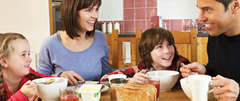 benefits of eating breakfast,خوردن صبحانه دورهم با خانواده و حضور کودکان